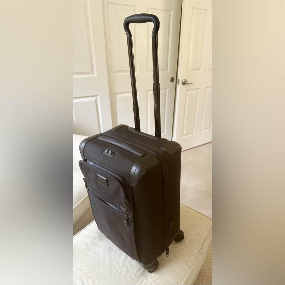TUMI Alpha 2 Continental expandable 4 wheel Spinner Carry on